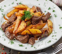Говяжья вырезка, жаренная с картофелем