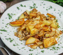 Картофель, жаренный с грибами и луком
