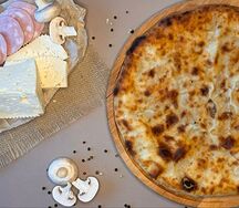 Осетинский пирог с ветчиной, сыром и грибами
