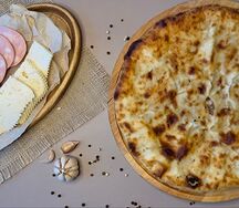 Осетинский пирог с ветчиной и сыром