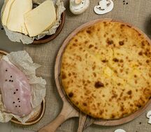 Осетинский пирог с курицей, сыром и грибами