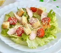 Салат Цезарь с курицей