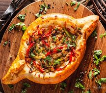 Хачапури по-аджарски с говяжьим фаршем и болгарский перец