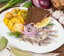 Сельдь с отварным картофелем