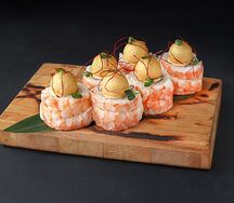 Ролл с креветкой и золотой грушей