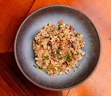 Жареный рис со свининой и соусом кунг пао