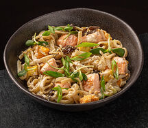 Сливочная вок-лапша с лососем