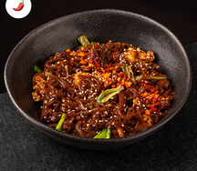 Бататовая лапша с фаршем и арахисовым соусом