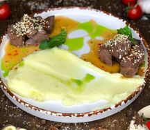 Томленые говяжьи щечки с картофельным пюре