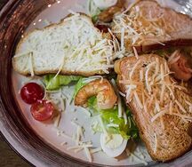 Салат Цезарь с креветками