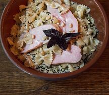 Паста с курицей и соусом песто