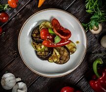 Маринованные овощи гриль в оливковой заправке