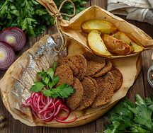 Сельдь домашнего посола с печёным картофелем и ржаными гренками