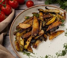Картофель, жаренный с луком и грибами
