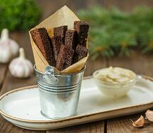 Гренки ржаные с сырным соусом