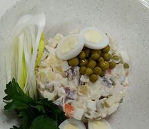 Оливье с мясом дичи и перепелиными яйцами