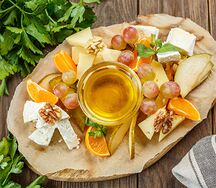 Сыры из частной сыроварни с медом, орехами и фруктами