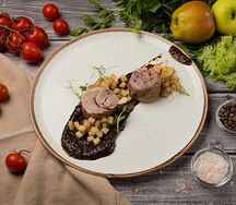 Рулет из утки с яблоками и черносливом