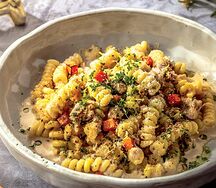 Фузилли с рагу из кролика и сухариками Пангрататто