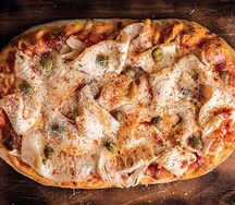 Пицца с индейкой пастрами и соусом Цезарь