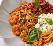 С креветками, сыром страчателла и томатной сальсой