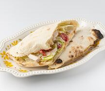Курица, моцарелла и соус Цезарь