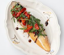 Брускетта с куриным паштетом, печёным перцем и рукколой