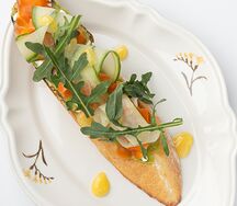 Брускетта с форелью слабой соли, творожным сыром и гуакамоле