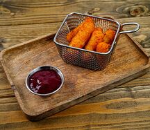 Сырные палочки моцарелла с клюквенным соусом