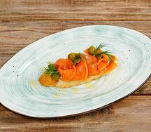 Брускетта с лососем