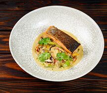 Филе лосося на подушке из шпината