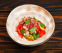 Томаты с креветками и авокадо с имбирной заправкой