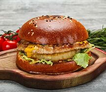 Бургер с ананасом гриль