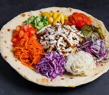Шаурма на тарелке из курицы 