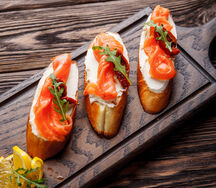 Брускетта с лососем и сыром