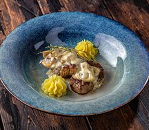 Медальоны в сливочном соусе