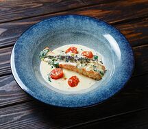 Стейк из семги в сливочном соусе с мини-шпинатом