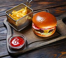 Чизбургер и картофель фри