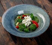 Салат с сыром страчателла и руколой