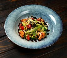 Салат с креветками и артишоками