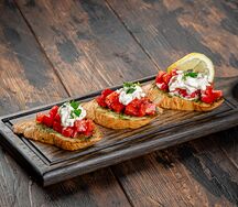 Брускетта с сыром страчателла и томатами