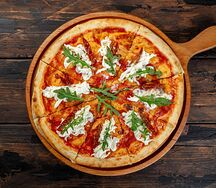 Пицца со страчателлой, креветками и руколой