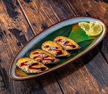 Запеченные мидии в чесночной шапочке