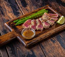 Стейк из тунца на гриле со спаржей