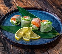 Спринг-роллы с лососем и сливочным сыром