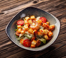 Салат Цезарь с креветками