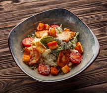 Салат Цезарь с курицей