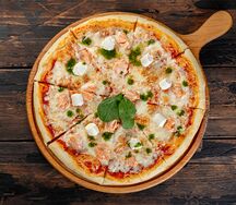 Пицца с лососем и сливочным сыром