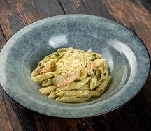 Пенне с лососем и соусом песто