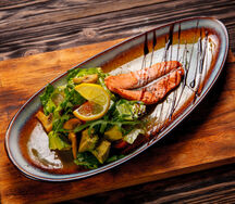 Микс-салат с семгой и авокадо